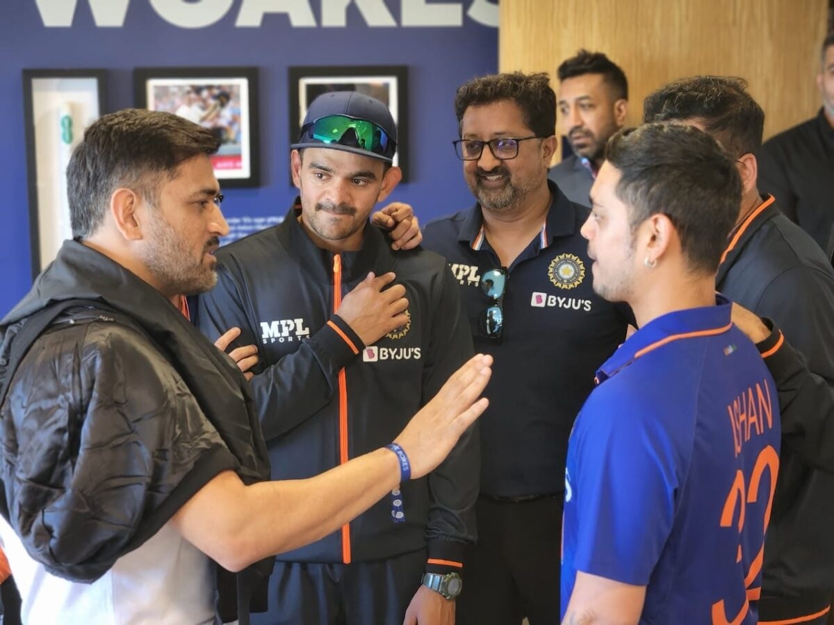 ENG vs IND: दूसरे T20 मैच में टीम इंडिया के ड्रेसिंग रूम में पहुंचे महेंद्र सिंह धोनी, सबकी नजरों में आ गई ये बड़ी बात