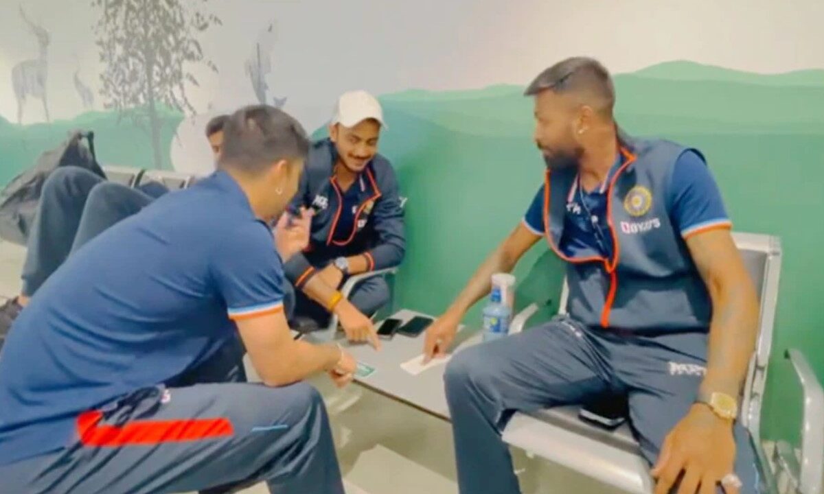 Viral video: टीम इंडिया के यह बल्लेबाज क्रिकेट छोड़कर खेलने लगे चिड़िया उड़, मैना उड़, नाम जानकर हो जाएंगे हैरान