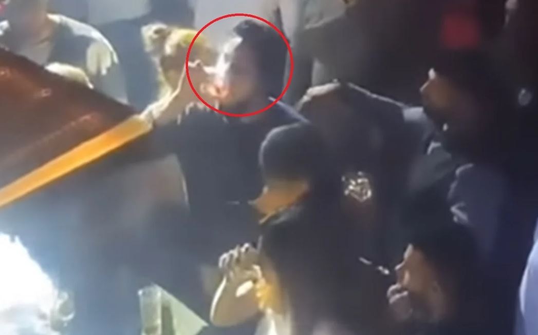 KKR टीम के मालिक शाहरुख खान के बेटे ने एक बार फिर से कर दिया काम, शराब पीते वीडियो हो गया वायरल