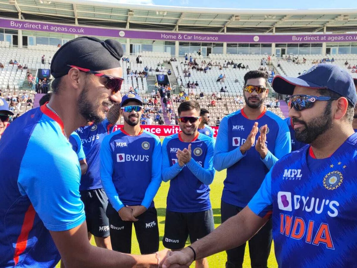IND vs ENG: अर्शदीप सिंह के डेब्यू पर सोशल मीडिया में फैंस ने लगाया बधाईयों का तांता, वहीं संजू सैमसन को प्लेइंग 11 में ना देखकर भड़के फैंस