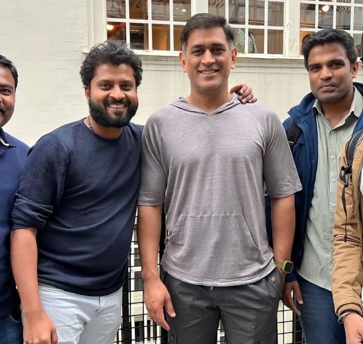 महेंद्र सिंह धोनी एक बार फिर फैंस का दिल जीतते आए नजर, यूके की सड़कों पर खिंचवाई फैंस के साथ तस्वीरें