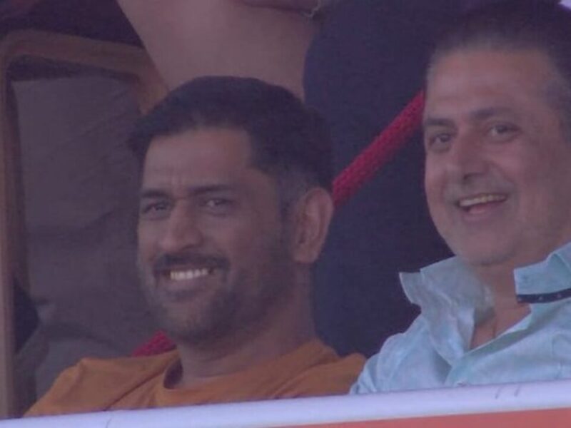 IND vs ENG: भारतीय टीम की बुरी स्थिति देख फैंस ने महेंद्र सिंह धोनी से लगाई गुहार कहा- "मैदान में वापस आ जाओ माही.........."