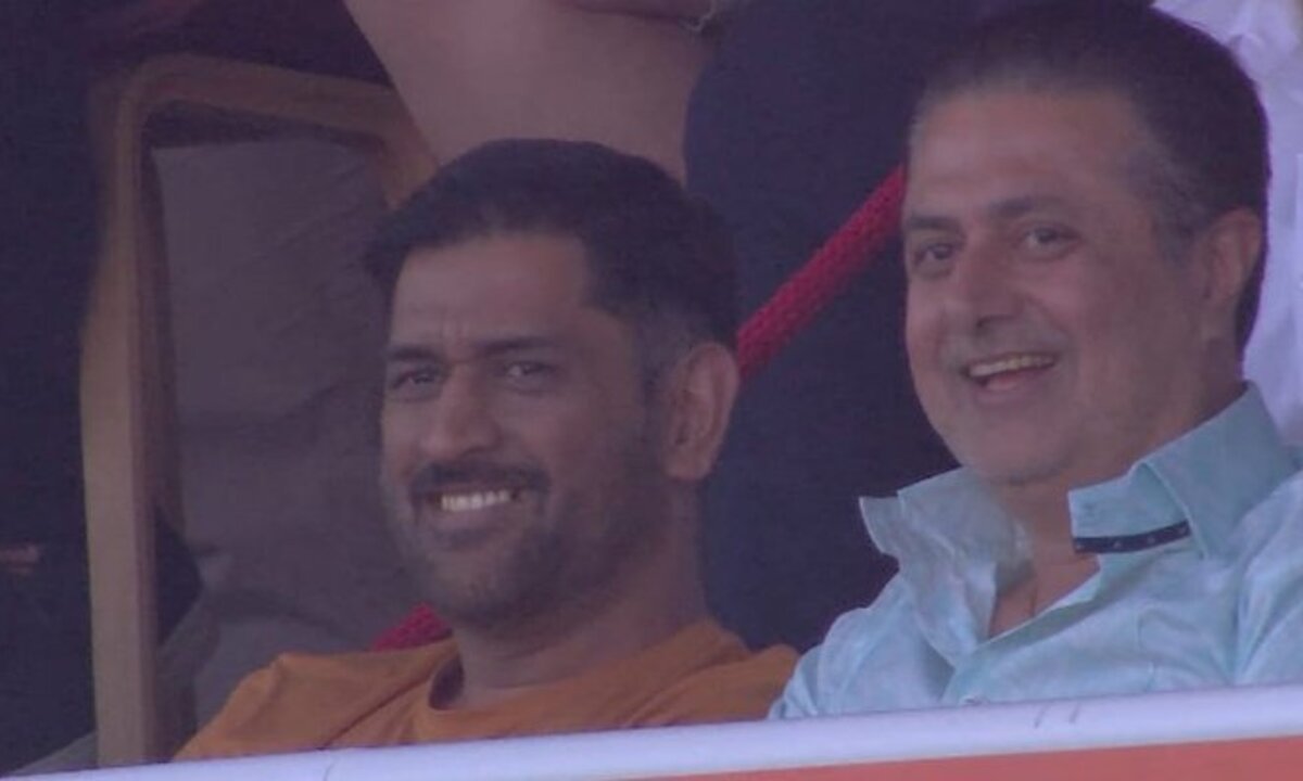 IND vs ENG: भारतीय टीम की बुरी स्थिति देख फैंस ने महेंद्र सिंह धोनी से लगाई गुहार कहा- "मैदान में वापस आ जाओ माही.........."