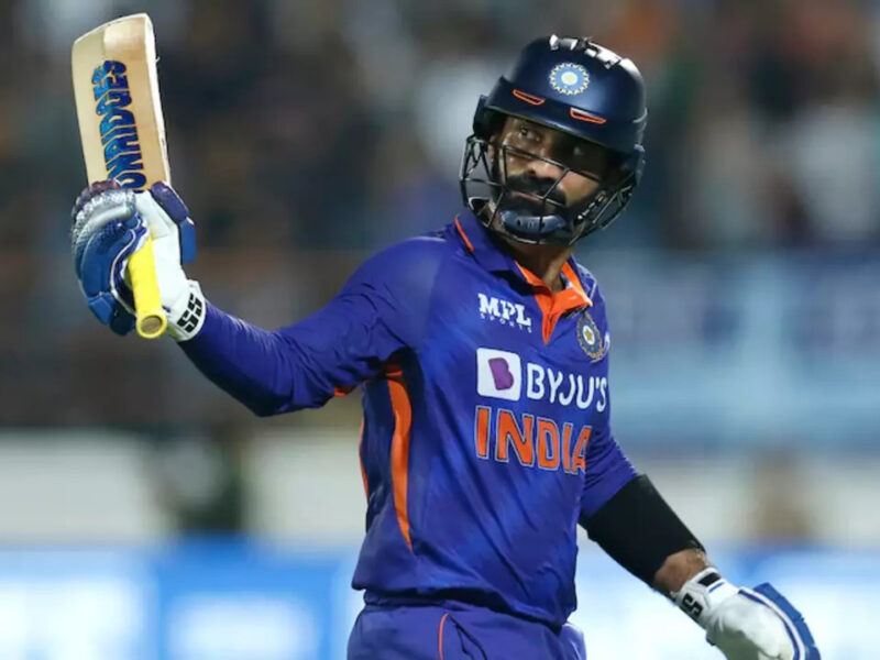 दिनेश कार्तिक ने 41 रनों की धुआंधार पारी से मचाया तूफान, धोनी का 10 साल पुराना रिकॉर्ड तोड़ कर हासिल की नई उपलब्धि