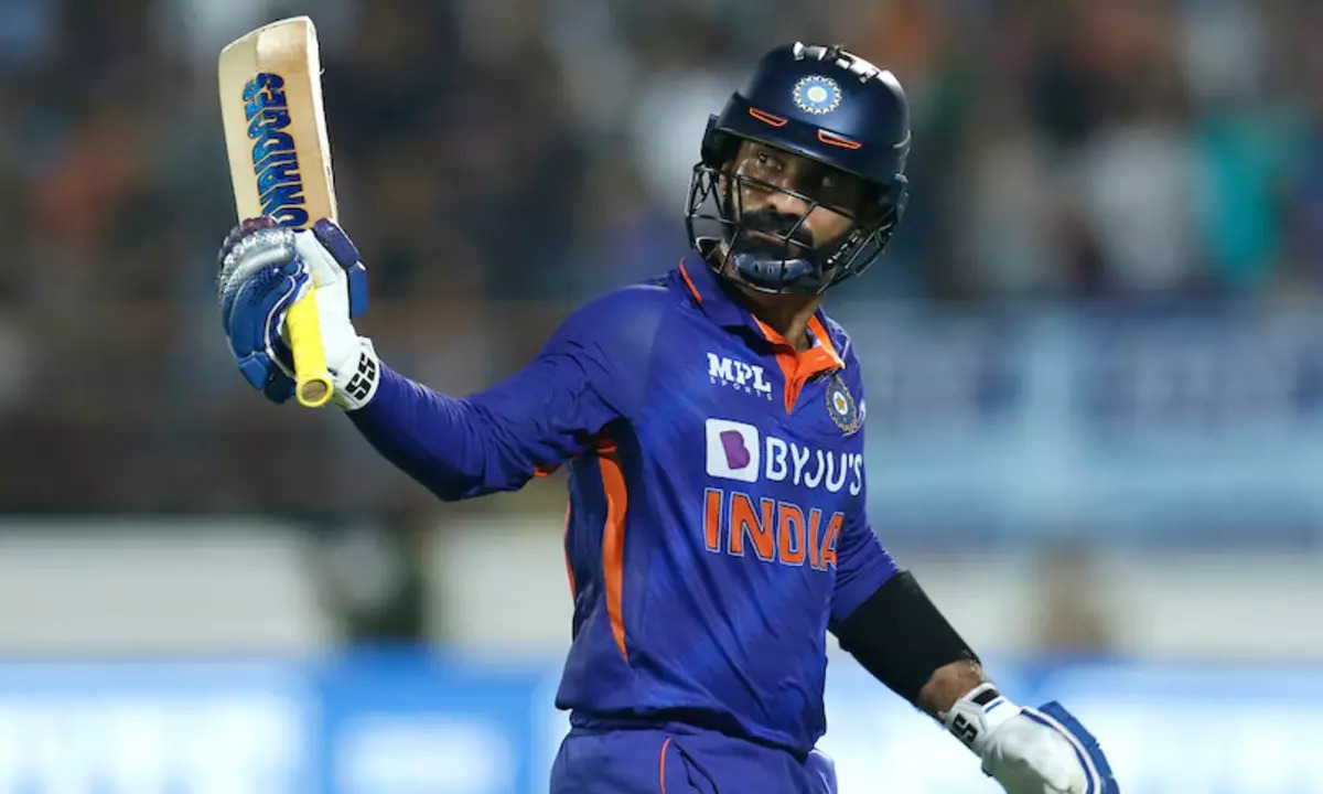 दिनेश कार्तिक ने 41 रनों की धुआंधार पारी से मचाया तूफान, धोनी का 10 साल पुराना रिकॉर्ड तोड़ कर हासिल की नई उपलब्धि