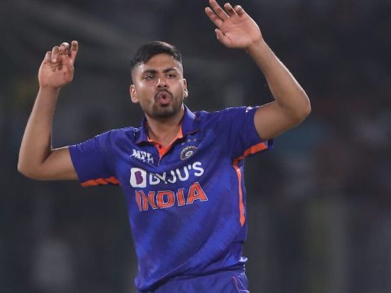IND vs WI: आवेश खान ने वनडे टीम में किया डेब्यू, डेब्यू पर बधाई देने के साथ-साथ फैंस ने प्रदर्शन के लिए किया जमकर ट्रोल