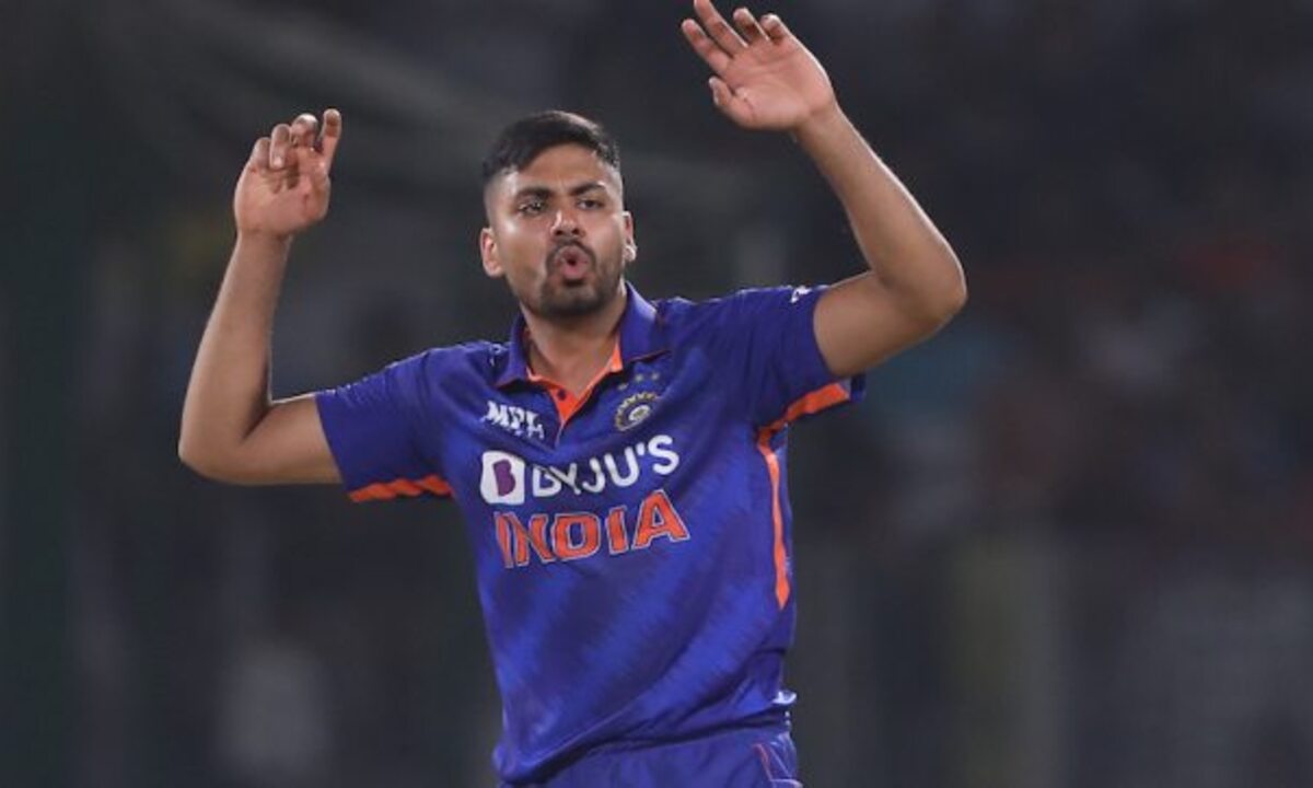 IND vs WI: आवेश खान ने वनडे टीम में किया डेब्यू, डेब्यू पर बधाई देने के साथ-साथ फैंस ने प्रदर्शन के लिए किया जमकर ट्रोल