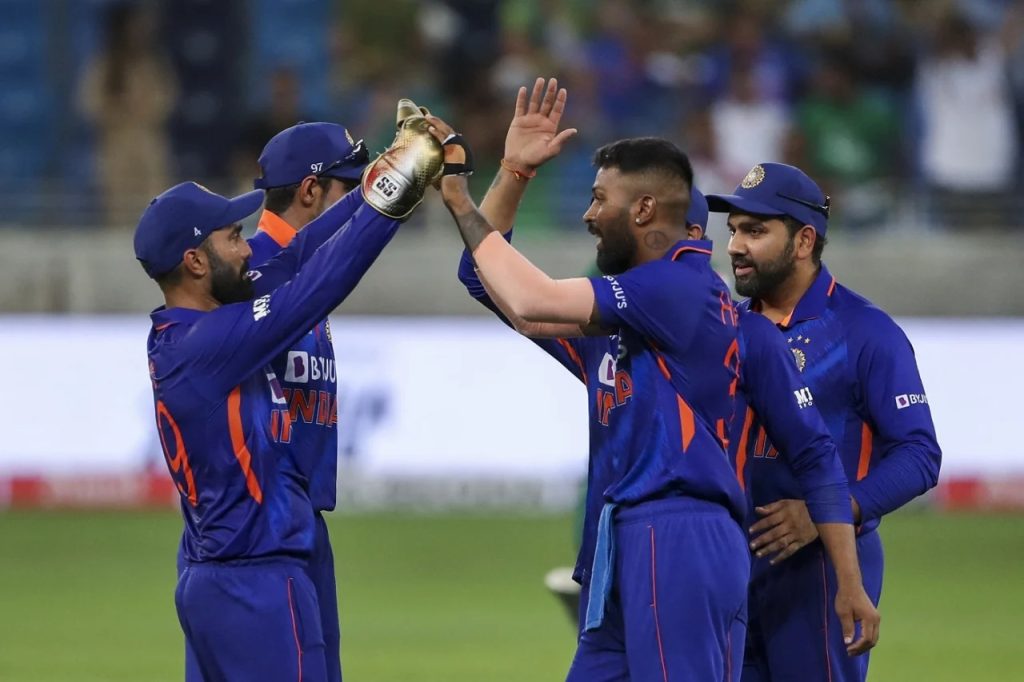टीम इंडिया के तेज गेंदबाज ने Pakistan के बल्लेबाजों पर ढाया कहर, इतिहास के पन्नों में दर्ज करा दिया अपना नाम 
