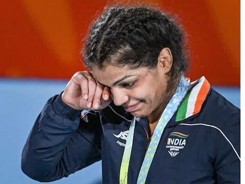 गोल्ड मेडल जीतने के बाद Sakshi Malik के आंखों से छलके आंसू कहा, '2 सालों के बुरे वक्त में लोगों ने...'
