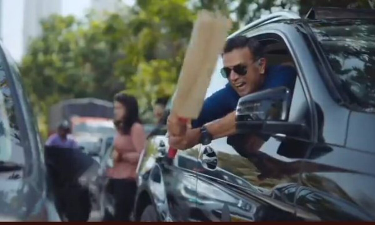 IND vs WI: भुवनेश्वर कुमार ने अपनी गेंदबाजी से मचाया तूफान, वहीं आवेश खान ने अपने स्पेल में दे डाले 47 रन सोशल मीडिया में फैंस ने जमकर निकाली अपनी भड़ास