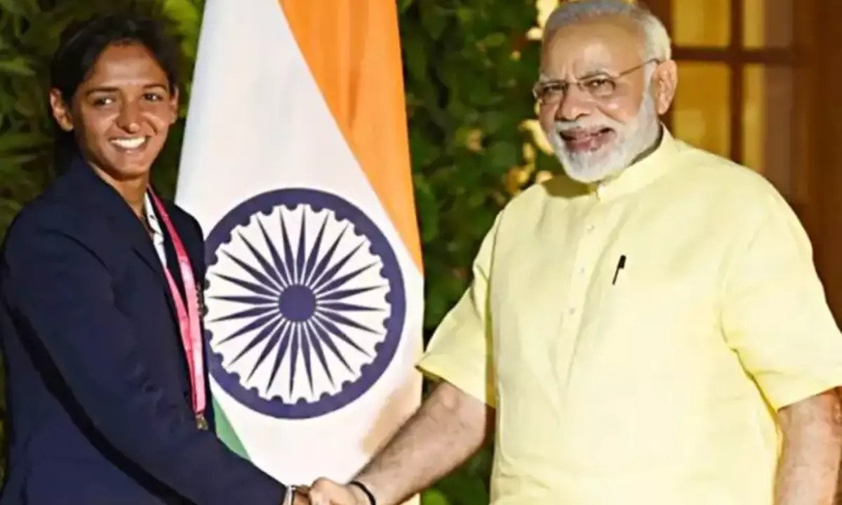 प्रधानमंत्री नरेंद्र मोदी से मिलने के बाद इमोशनल हुई हरमनप्रीत कौर कहा- "ऐसा लगता हैं पूरा देश हमारा साथ दे रहा हैं"