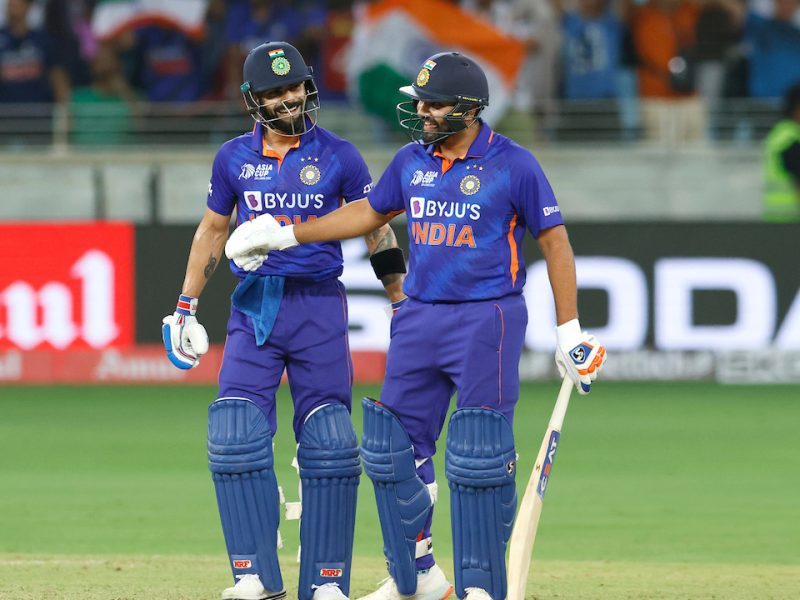 IND vs PAK: भारत के जीत के बाद भी रोहित शर्मा और विराट कोहली की इस हरकत को लेकर भड़कते नज़र आए दिग्गज सुनील गावस्कर