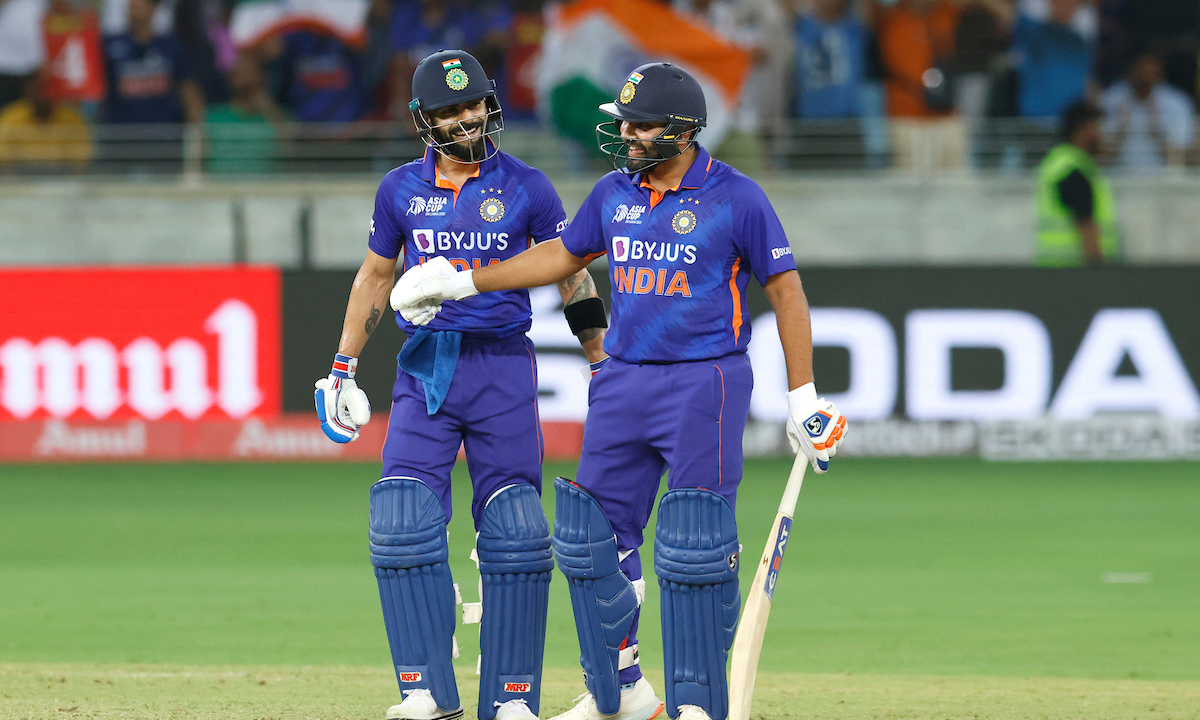 IND vs PAK: भारत के जीत के बाद भी रोहित शर्मा और विराट कोहली की इस हरकत को लेकर भड़कते नज़र आए दिग्गज सुनील गावस्कर