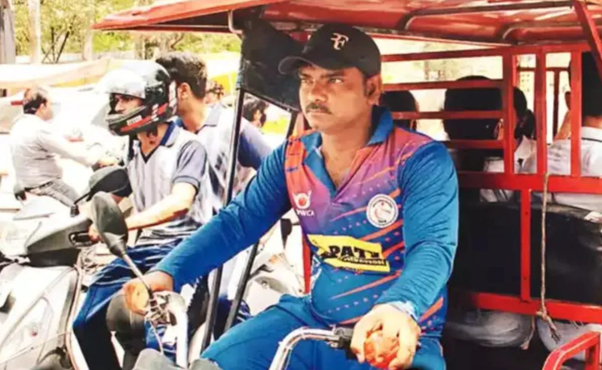 गाजियाबाद की सड़कों पर ई-रिक्शा चलाने को मजबूर हुआ यह धाकड़ क्रिकेटर, कभी धोनी की तरह मारता था हेलिकॉप्टर शॉट