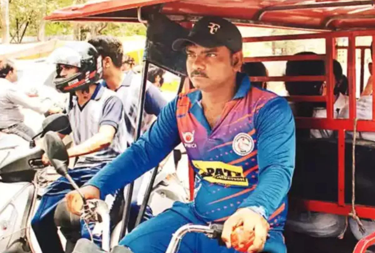 गाजियाबाद की सड़कों पर ई-रिक्शा चलाने को मजबूर हुआ यह धाकड़ क्रिकेटर, कभी धोनी की तरह मारता था हेलिकॉप्टर शॉट
