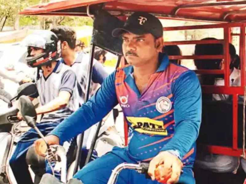 गाजियाबाद की सड़कों पर ई-रिक्‍शा चलाने को मजबूर हुआ यह धाकड़ क्रिकेटर, कभी धोनी की तरह मारता था हेलिकॉप्टर शॉट