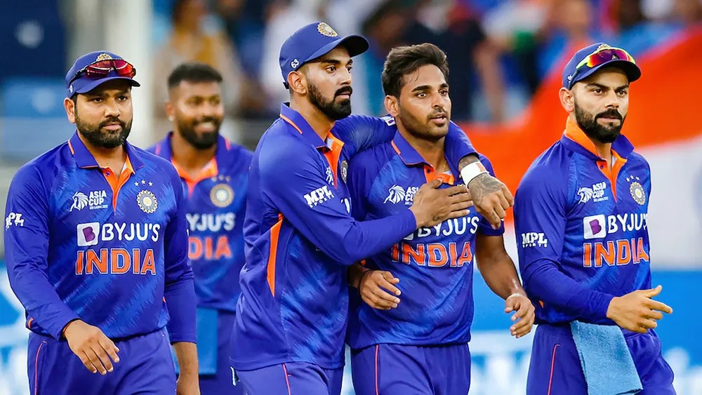 Asia Cup 2022: रोहित और द्रविड़ के सामने खड़ी हुई मुसीबत, दो मैच, दो ओवर और एक जैसा हाल…