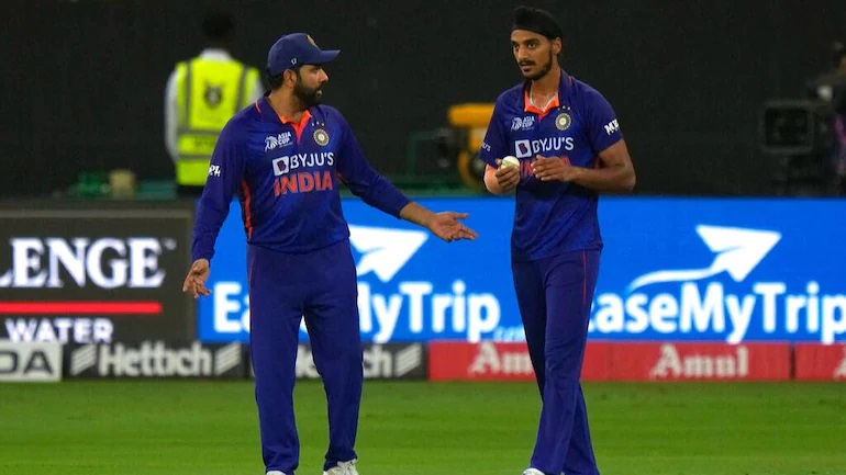 Arshdeep Singh को लोगों ने किया ट्रोल तो सपोर्ट में आए कप्तान रोहित शर्मा, लगाई ट्रोलर्स की क्लास