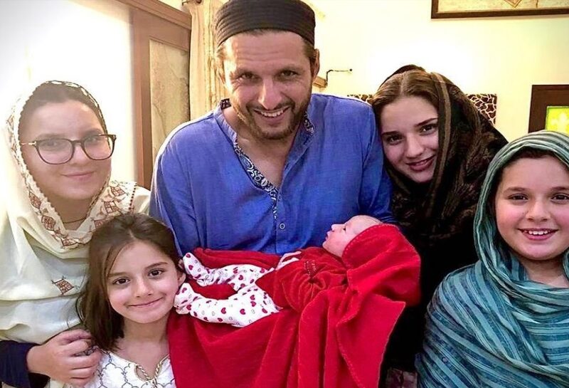 Shahid Afridi की बड़ी बेटी के है खूबसूरती के चर्चे, इस खिलाड़ी संग करने वाली हैं शादी