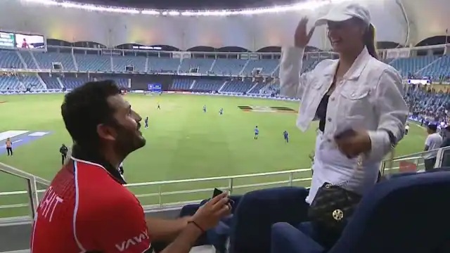 हार के बाद Hong Kong के इस क्रिकेटर ने अपनी गर्लफ्रेंड को भरे मैदान में ही किया प्रपोज, कहा- ‘will you Marry me ‘?