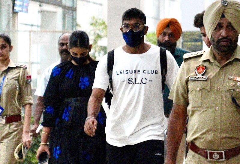 ऑस्ट्रेलिया का सामना करने के लिए मोहाली पहुंची Team India, एयरपोर्ट पर अलग लुक में नजर आए खिलाड़ी