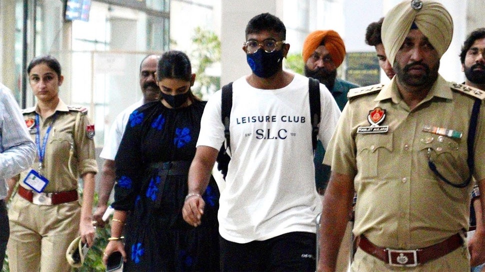 ऑस्ट्रेलिया का सामना करने के लिए मोहाली पहुंची Team India, एयरपोर्ट पर अलग लुक में नजर आए खिलाड़ी