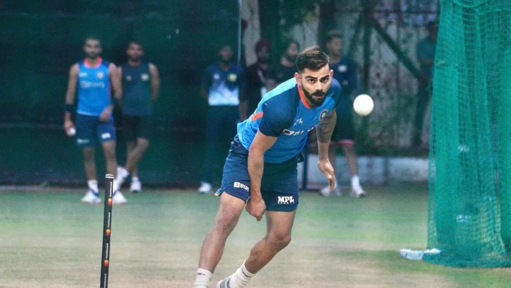 ऑस्ट्रेलिया के खिलाफ दमदार प्रदर्शन के लिए Virat Kohli कर रहे अभ्यास, बल्ले से नहीं बल्कि बॉल से दिखाएंगे दम!