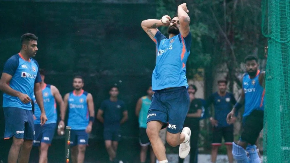 ऑस्ट्रेलिया के खिलाफ दमदार प्रदर्शन के लिए Virat Kohli कर रहे अभ्यास, बल्ले से नहीं बल्कि बॉल से दिखाएंगे दम!