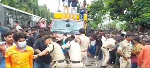 IND vs AUS: हैदराबाद पुलिस ने टिकट लेने पहुंची भीड़ पर किया लाठीचार्ज, जमकर की धुनाई, VIDEO वायरल 