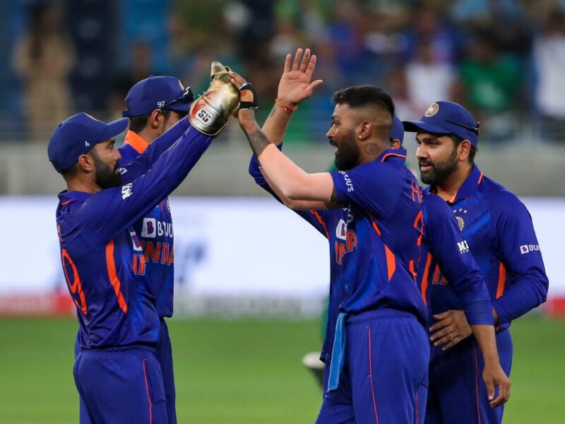 T20 World Cup होने से पहले फैंस ने टीम इंडिया पर उठाया बड़ा सवाल, 2007 के मुकाबले बुजर्गों की टीम है रोहित की सेना