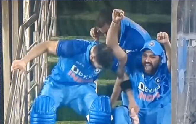  Rohit Sharma विराट की विनिंग पारी पर हार बैठे दिल, कुछ इस तरह मनाया भारत की जीत का जश्न, वायरल हुआ VIDEO