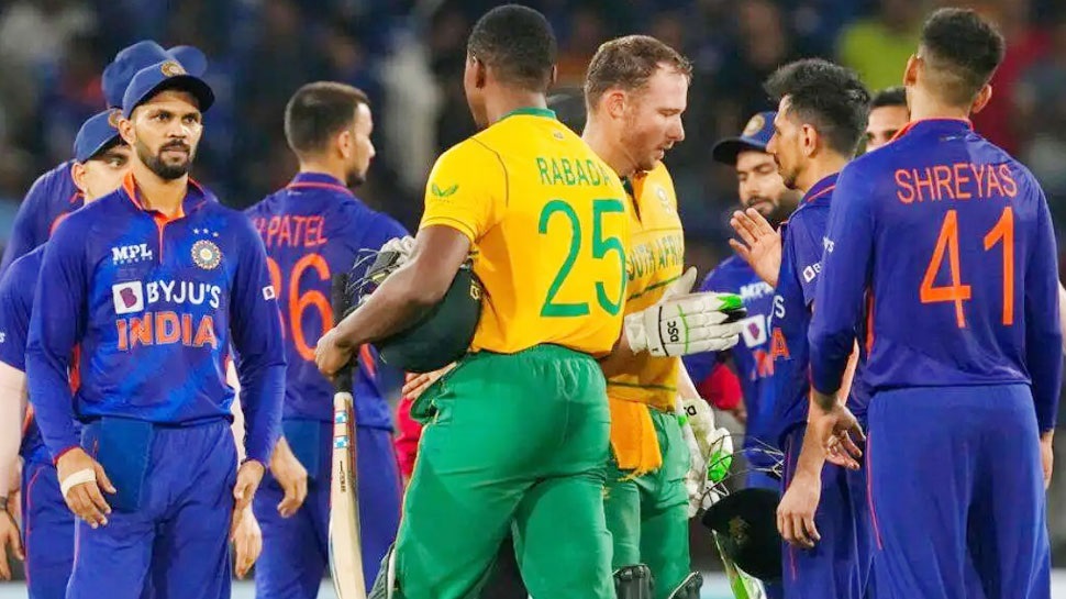 IND vs SA: टीम इंडिया साउथ अफ्रीका के खिलाफ टी20 सीरीज से पहले ही हुई कमजोर! ये 3 खिलाड़ी हुए टीम से बाहर