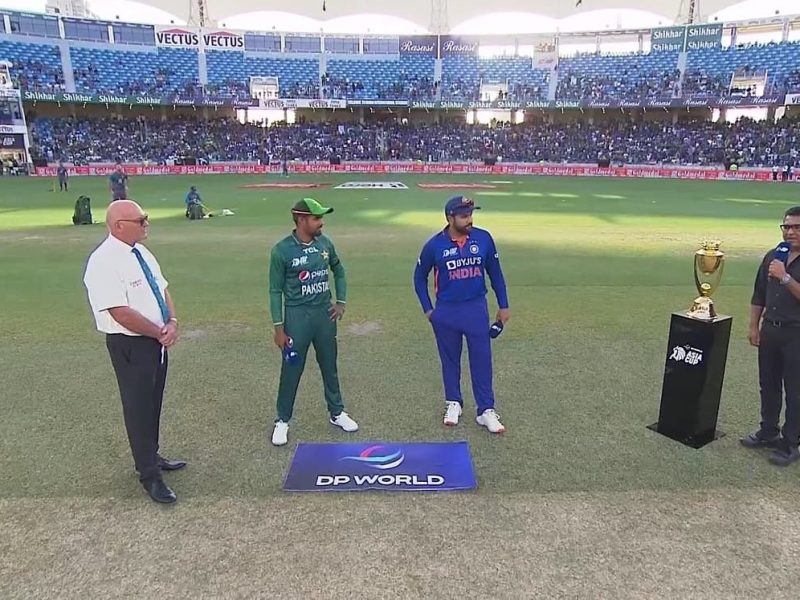 IND vs PAK: महामुकाबले में भारत ने पाकिस्तान के खिलाफ टॉस जीत कर चुनी गेंदबाज़ी! टीम इंडिया की प्लेइंग-XI में हुआ बड़ा बदलाव