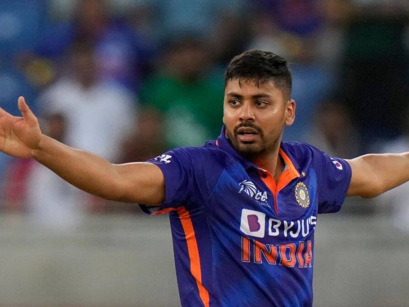 IND vs PAK: पाकिस्तान के खिलाफ महामुकाबले से पहले भारत को लगे 2 बड़े झटके, पहले जडेजा और अब आवेश खान हो सकते है बाहर