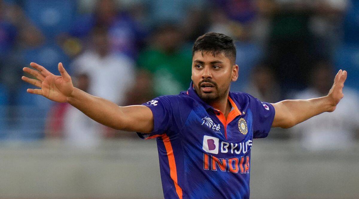 IND vs PAK: पाकिस्तान के खिलाफ महामुकाबले से पहले भारत को लगे 2 बड़े झटके, पहले जडेजा और अब आवेश खान हो सकते है बाहर