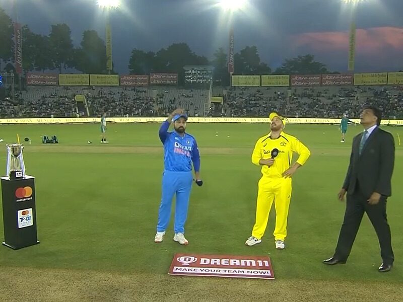 IND vs AUS: ऑस्ट्रेलिया ने भारत के खिलाफ पहले टी20 मैच में टॉस जीत कर चुनी गेंदबाज़ी, जाने टीम इंडिया की प्लेइंग-XI में किसकी हुई वापसी