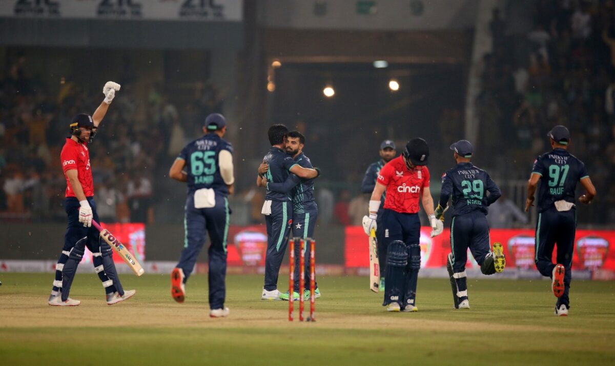 PAK vs ENG: रोमांचक मैच में पाकिस्तान ने इंग्लैंड को 5 रनो से हराया, आखरी गेंद तक लड़े मोइन अली की पारी गई बेकार