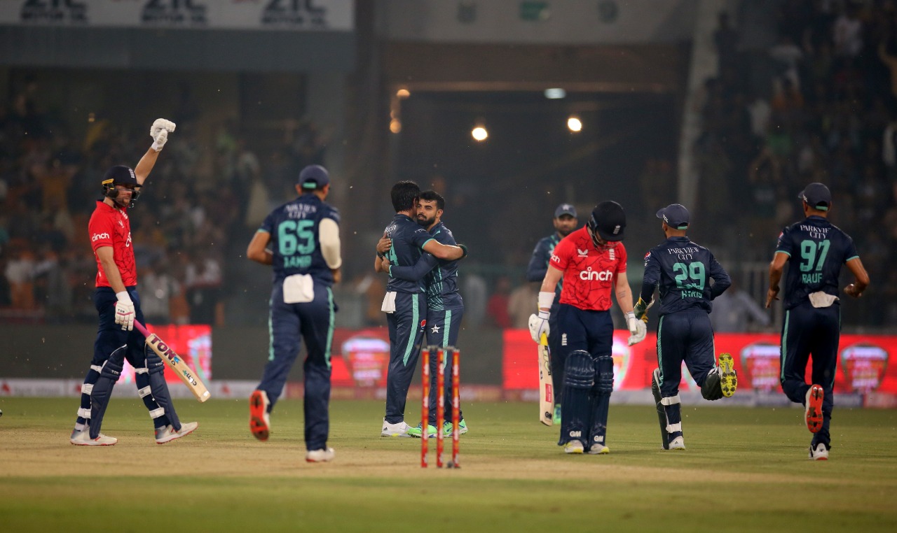 PAK vs ENG: रोमांचक मैच में पाकिस्तान ने इंग्लैंड को 5 रनो से हराया, आखरी गेंद तक लड़े मोइन अली की पारी गई बेकार