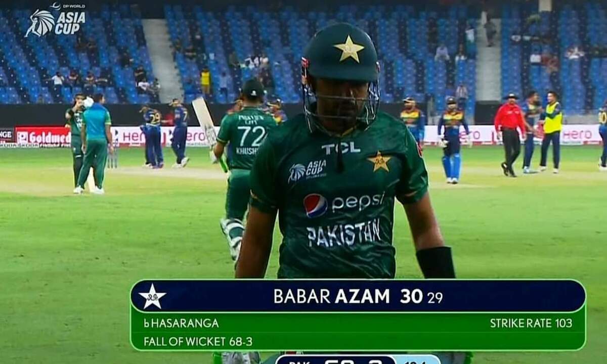 SL vs PAK: "पाकिस्तान के लिए सबसे बड़ा सिर दर्द"- बाबर आजम की कछुआ छाप पारी देख फैंस का चढ़ा पारा, जमकर सुनाई खरी-खोटी