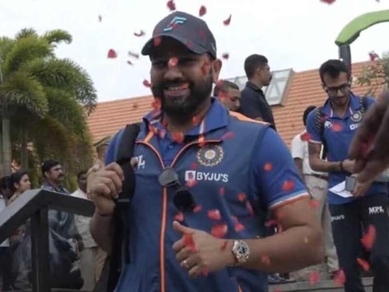 IND vs SA: आगामी सीरीज के लिए केरल पहुंचे भारतीय खिलाड़ियों के ऊपर हुई फूलों की वर्षा, ऐसा जोशीला स्वागत कर देगा दिल को खुश