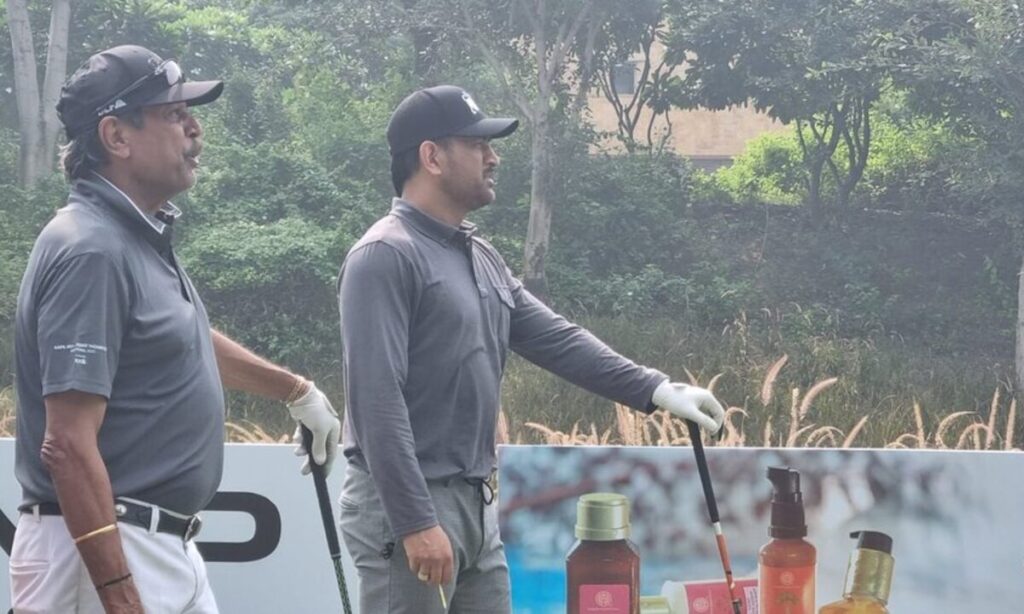 महेंद्र सिंह धोनी ने खेला गोल्फ