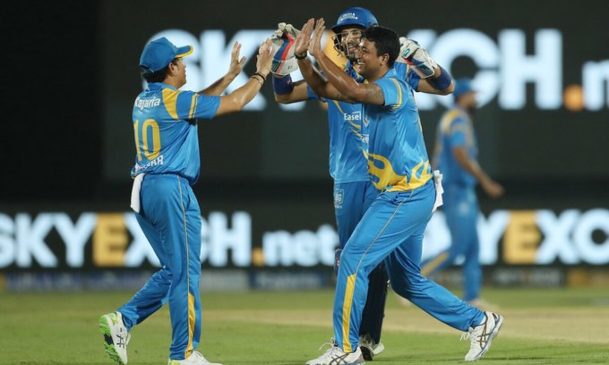 RSWS 2022: "यहां तो सभी बॉलिंग कर सकते हैं"- इंडिया लीजेंड्स टीम के गेंदबाजी क्रम को देखकर फैंस का दिमाग गया घूम, दें डालें ऐसे रिएक्शन