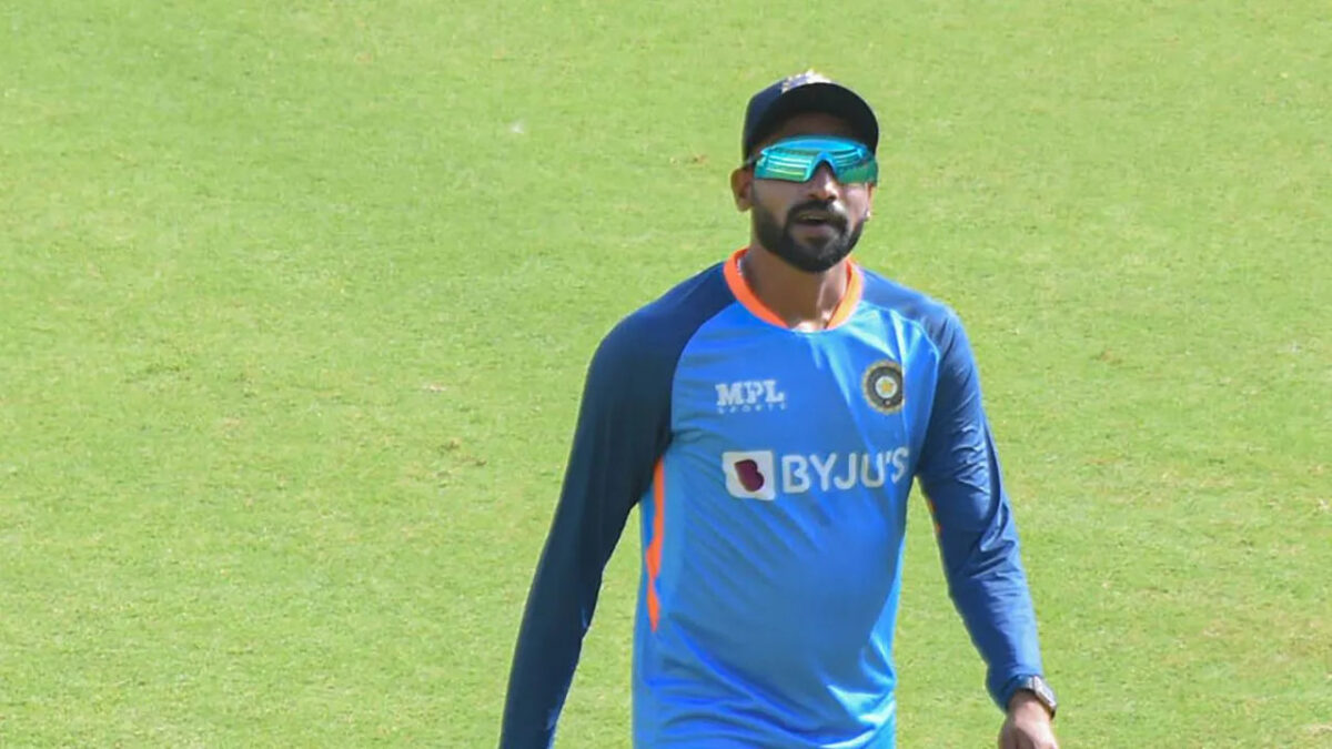 IND vs SA: दूसरे टी20 के लिए भारतीय टीम के साथ सिराज भी पहुंचे गुवाहाटी, ज़ोरदार स्वागत होने के बाद जम कर बहाया पसीना