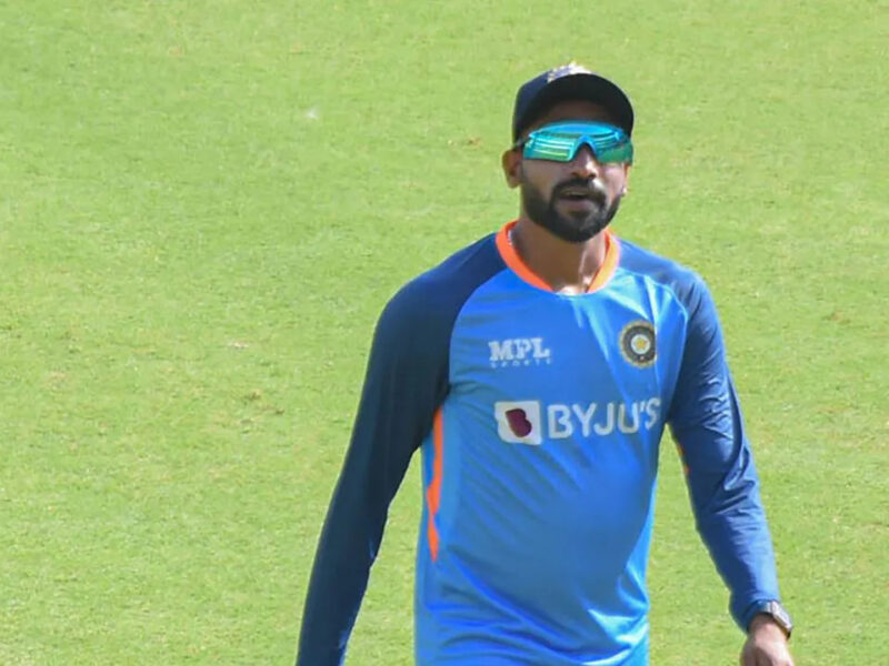 IND vs SA: दूसरे टी20 के लिए भारतीय टीम के साथ सिराज भी पहुंचे गुवाहाटी, ज़ोरदार स्वागत होने के बाद जम कर बहाया पसीना