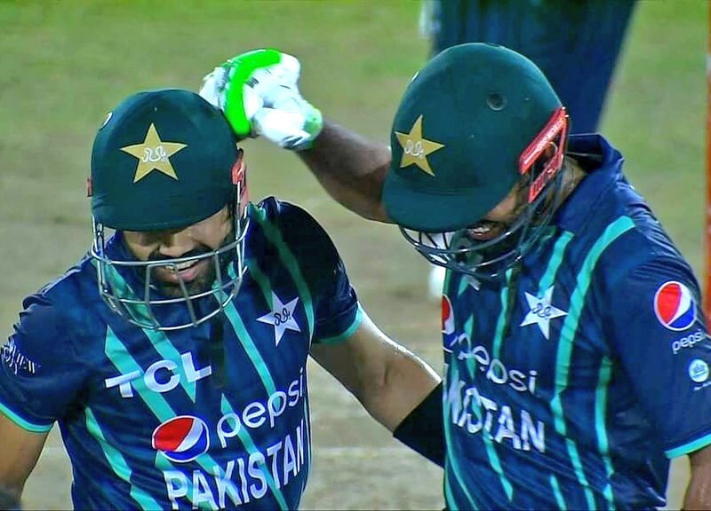 PAK vs ENG: पाकिस्तान ने इग्लैंड को दूसरे मैच में 10 विकेट से दी करारी हार, बाबर- रिज़वान की जोड़ी ने अकेले ही 203 रन बना कर जीताया मैच