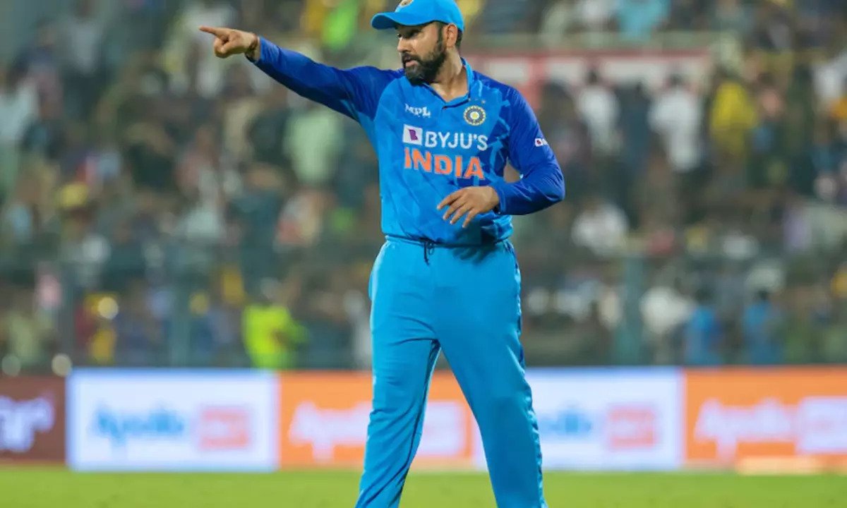 कप्तान रोहित शर्मा के फैन को मैदान पर आना अब पड़ रहा है बहुत भारी, आईसीसी ने लगाया इतने लाख का जुर्माना