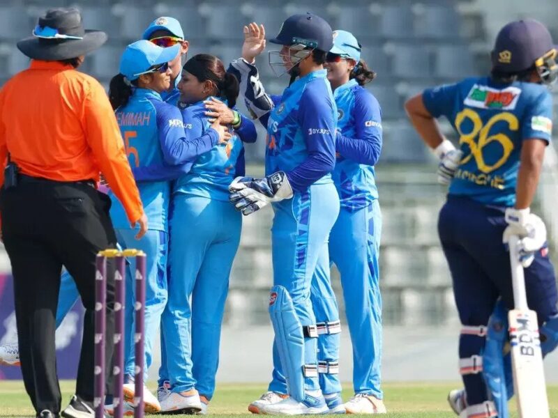 INDW vs SLW: भारतीय महिला टीम ने 3 गेंद में गिराए 3 विकेट लेकिन गेंदबाज की नहीं बल्कि टीम की हुई हैट्रिक, जानें पूरा खेल