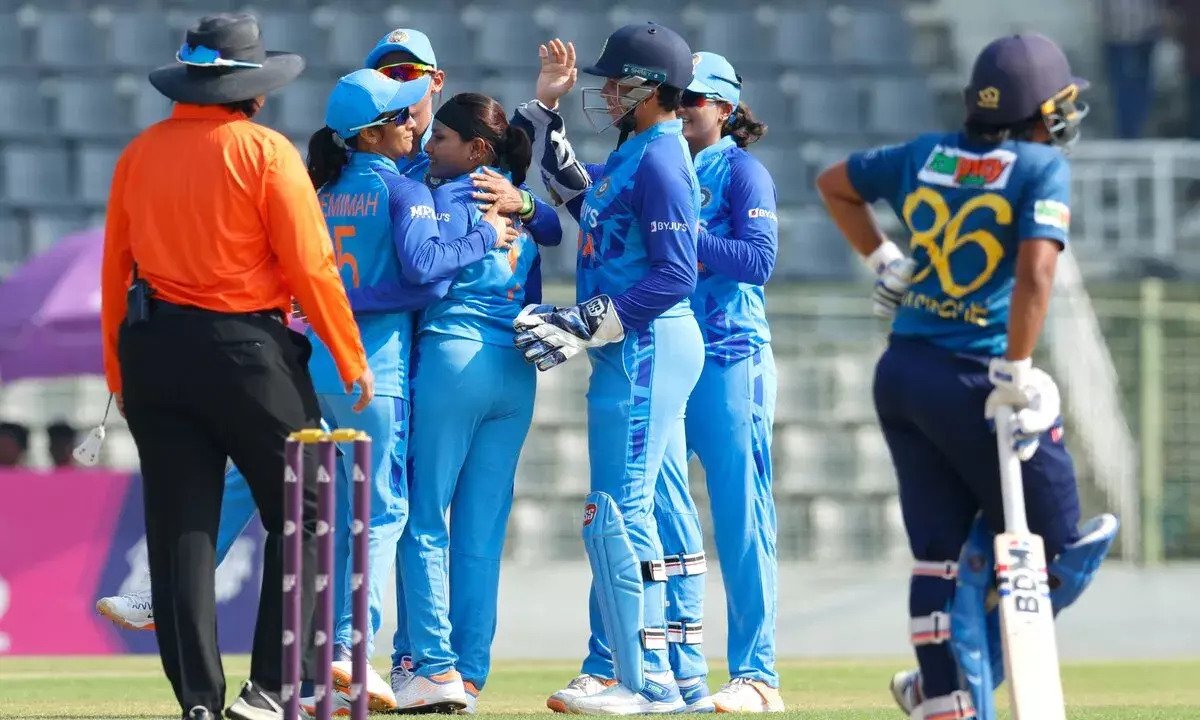 INDW vs SLW: भारतीय महिला टीम ने 3 गेंद में गिराए 3 विकेट लेकिन गेंदबाज की नहीं बल्कि टीम की हुई हैट्रिक, जानें पूरा खेल