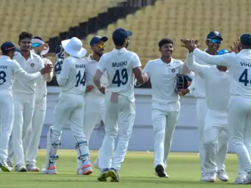 IRANI CUP 2022: रेस्ट ऑफ इंडिया ने सौराष्ट्र को चारों खाने चित करते हुए 8 विकेट दर्ज कर ली धमाकेदार जीत, मुकेश कुमार बनें मैन ऑफ द मैच