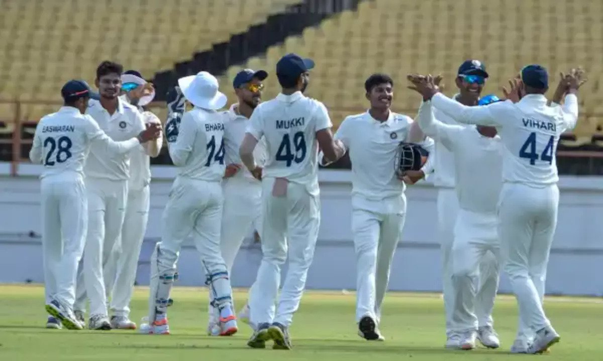 IRANI CUP 2022: रेस्ट ऑफ इंडिया ने सौराष्ट्र को चारों खाने चित करते हुए 8 विकेट दर्ज कर ली धमाकेदार जीत, मुकेश कुमार बनें मैन ऑफ द मैच